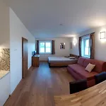 Hluchá Bašta S Vnitřním Bazénem Appartamento