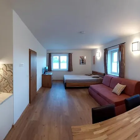 Hlucha Basta S Vnitrnim Bazenem Apartment