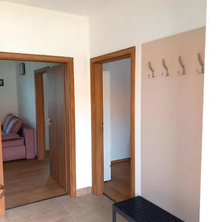 Hlucha Basta S Vnitrnim Bazenem Apartment