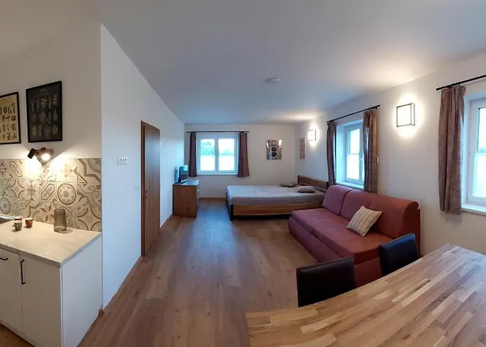 Hlucha Basta S Vnitrnim Bazenem شقة