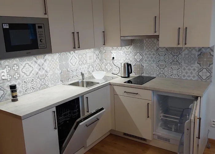 Hlucha Basta S Vnitrnim Bazenem 아파트