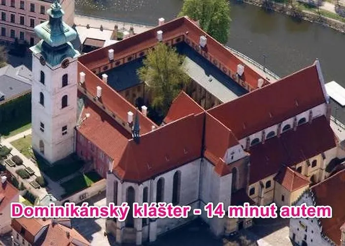 Hlucha Basta S Vnitrnim Bazenem *