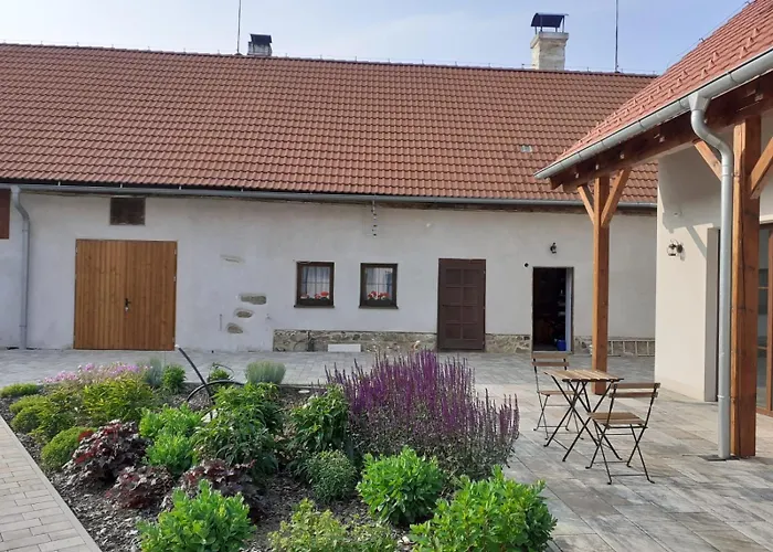 Hlucha Basta S Vnitrnim Bazenem شقة تشيسكي بوديوفيتسه