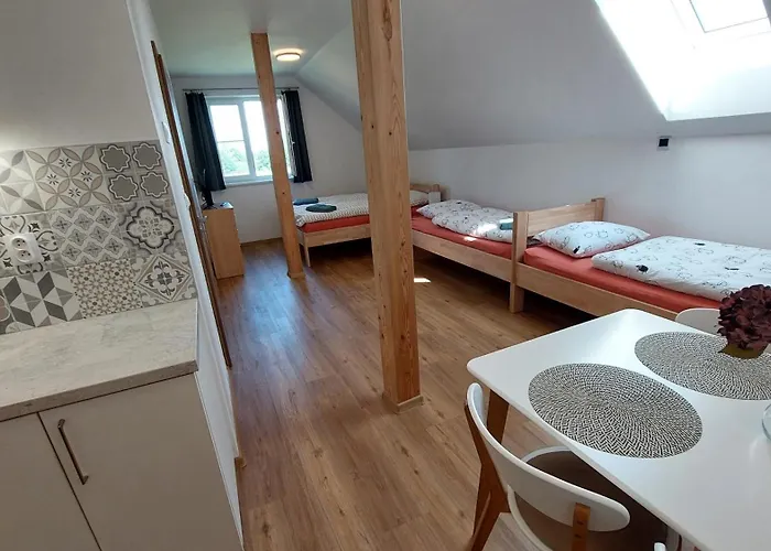 Hlucha Basta S Vnitrnim Bazenem 아파트