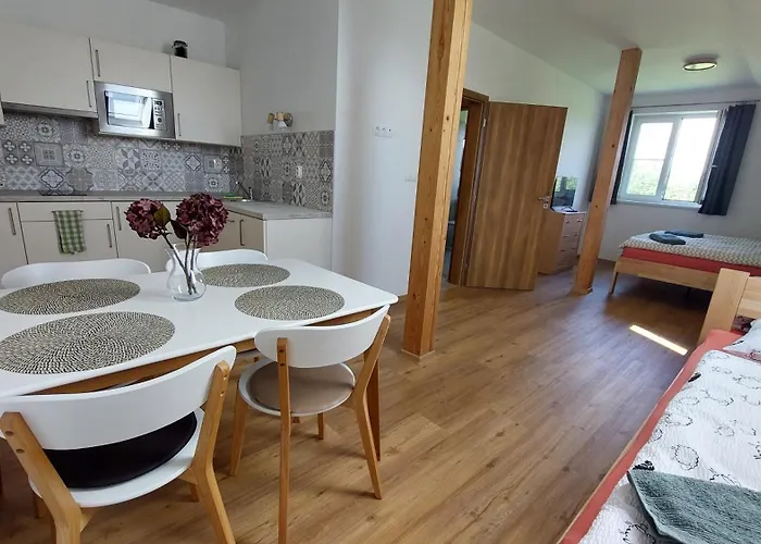 شقة Hlucha Basta S Vnitrnim Bazenem